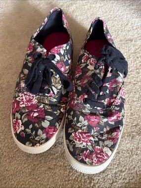 American Eagle By Payless Black Floral Lace-Up Sneakers with Pink Accents NWOT